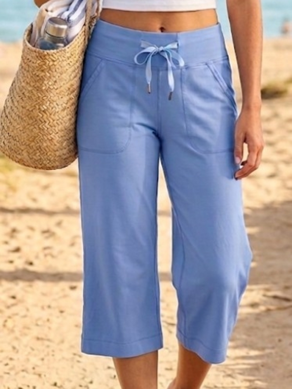 Lululemon Women's Light Blue Drawstring Capri Pants (Sz M) Performance Yoga